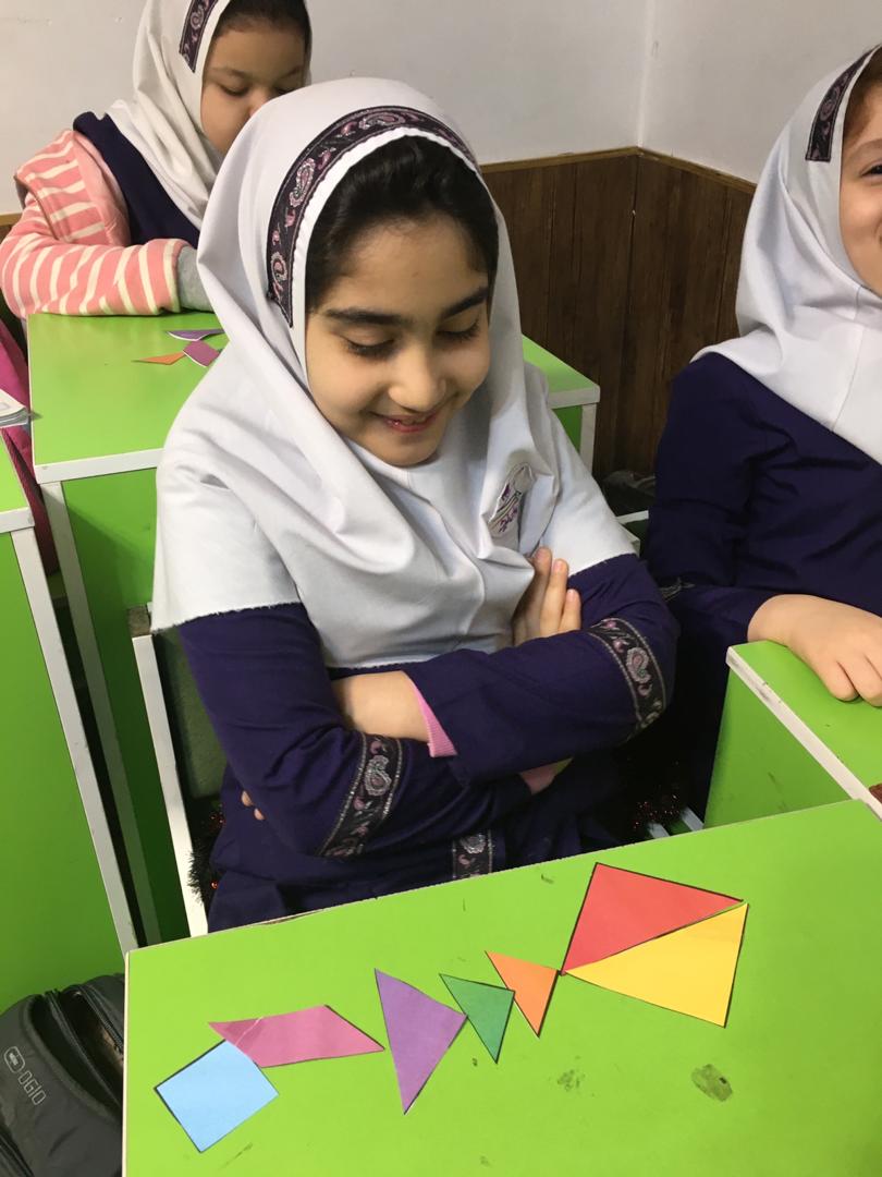 بازی با تانگرام در زنگ ریاضی کلاس سوم